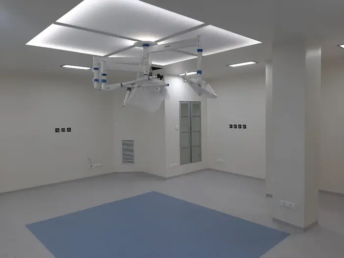 Modular OT with ceiling pendant and laminar flow