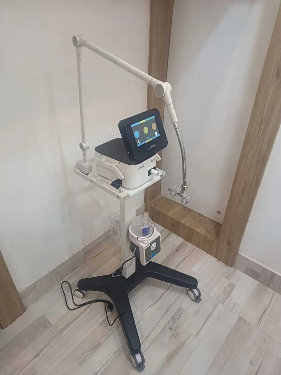 BC-70 on its trolley stand with support arm and humidifier